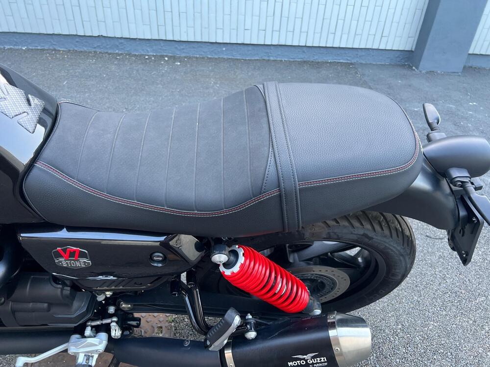 Moto Guzzi V7 Stone Special Edition (2022 - 25) (8)
