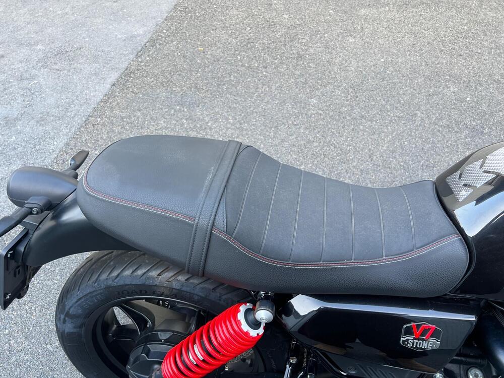 Moto Guzzi V7 Stone Special Edition (2022 - 25) (9)