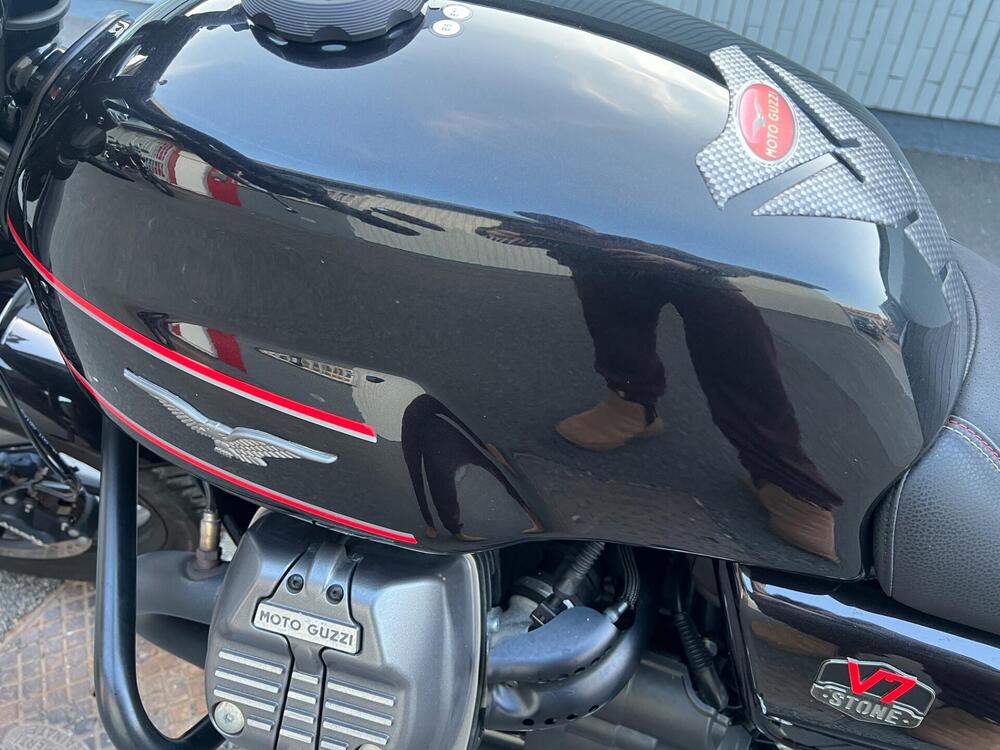 Moto Guzzi V7 Stone Special Edition (2022 - 25) (6)
