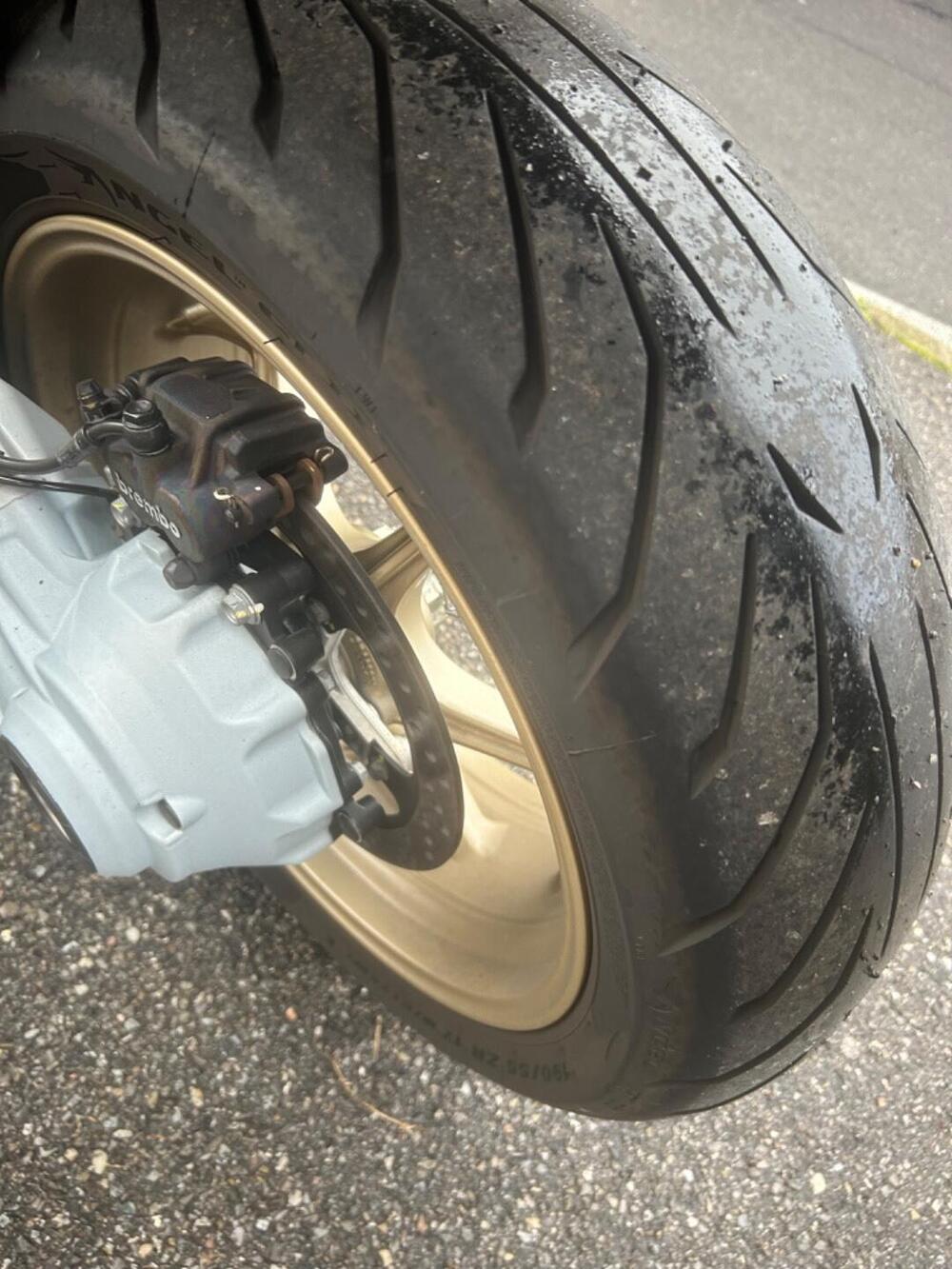 Moto Guzzi V100 Mandello (2022 - 24) (2)