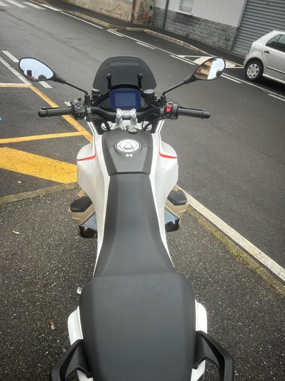 Moto Guzzi V100 Mandello (2022 - 24) (3)