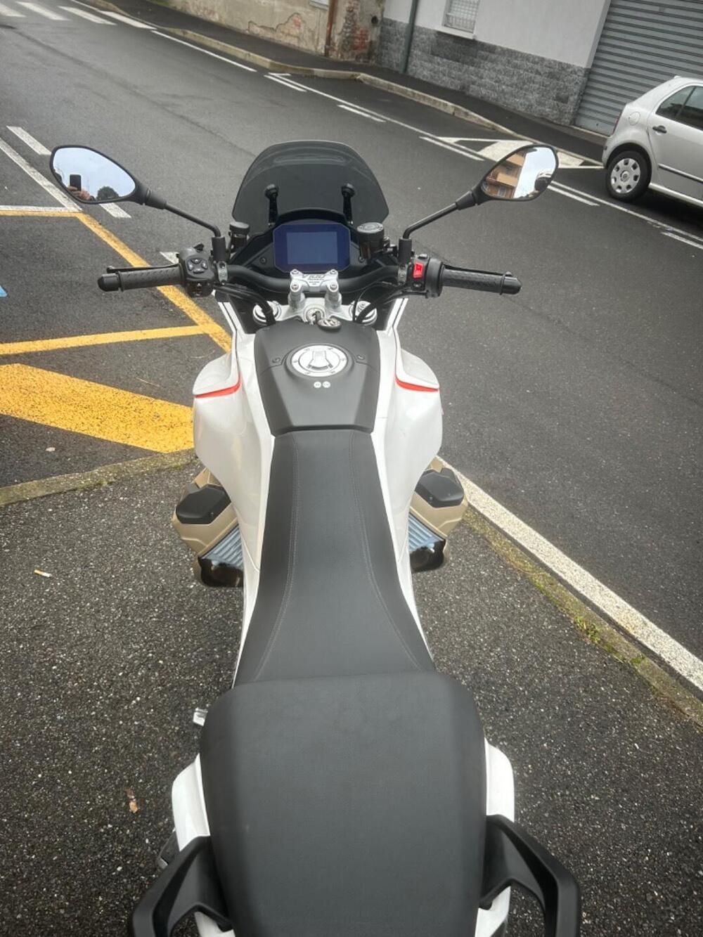 Moto Guzzi V100 Mandello (2022 - 24) (4)