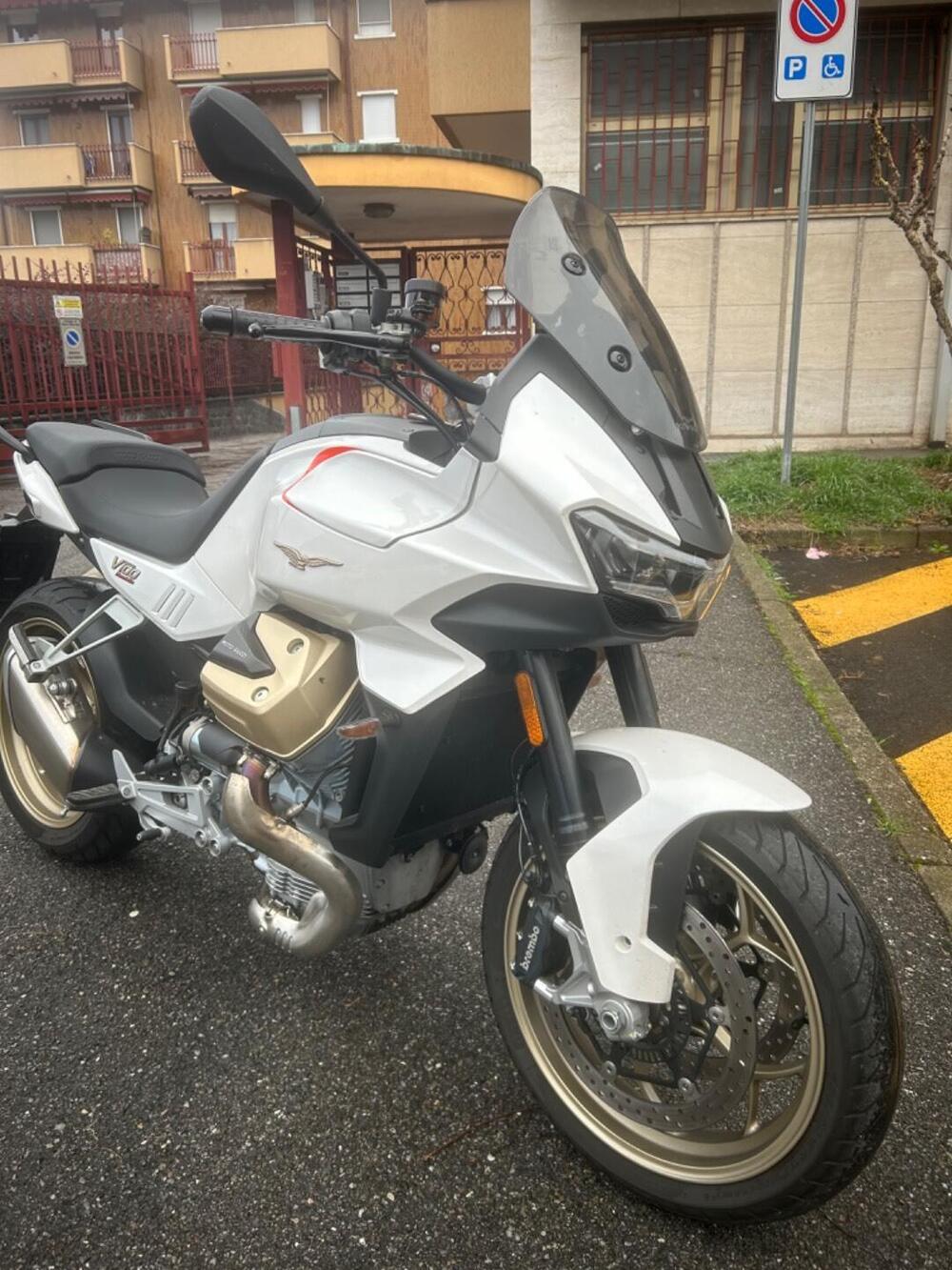 Moto Guzzi V100 Mandello (2022 - 24) (5)