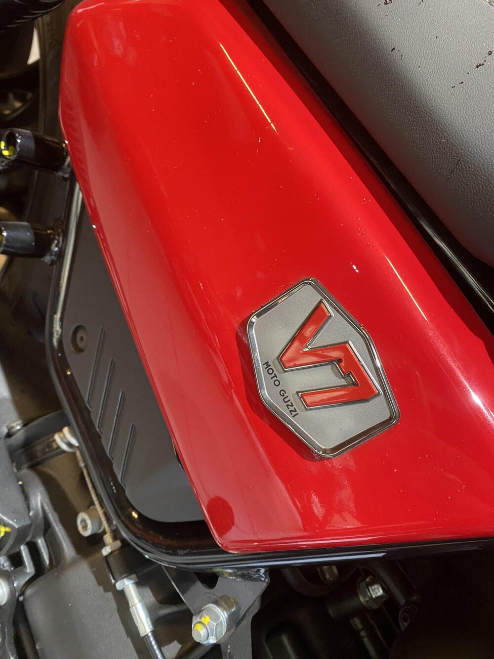 Moto Guzzi V7 Stone Corsa (2023 - 25) (2)