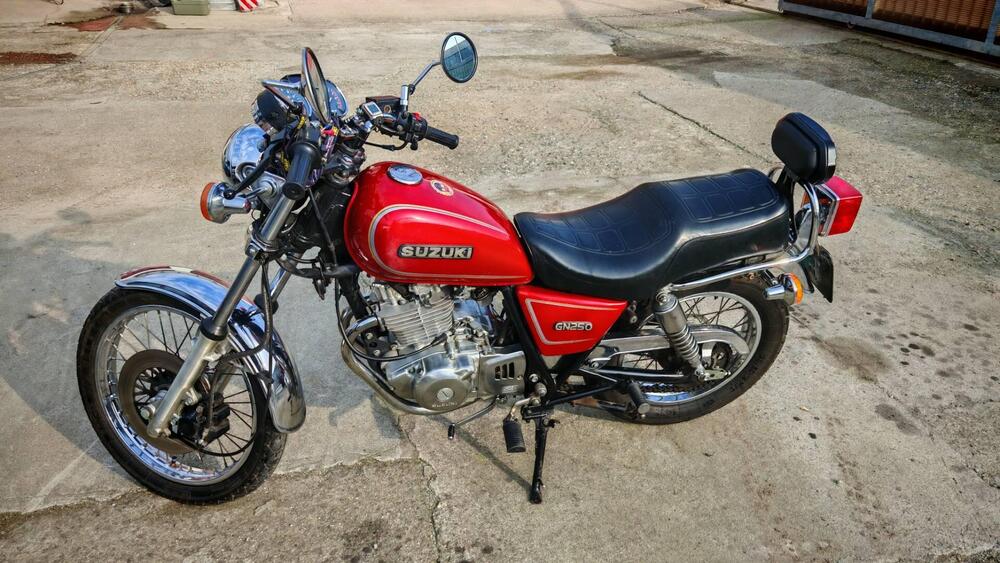 Suzuki GN 250 (3)