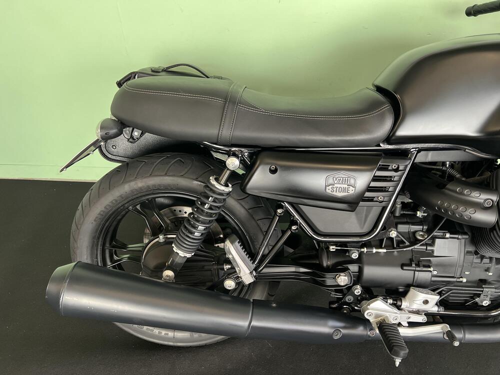Moto Guzzi V7 III Stone (2017 - 20) (9)