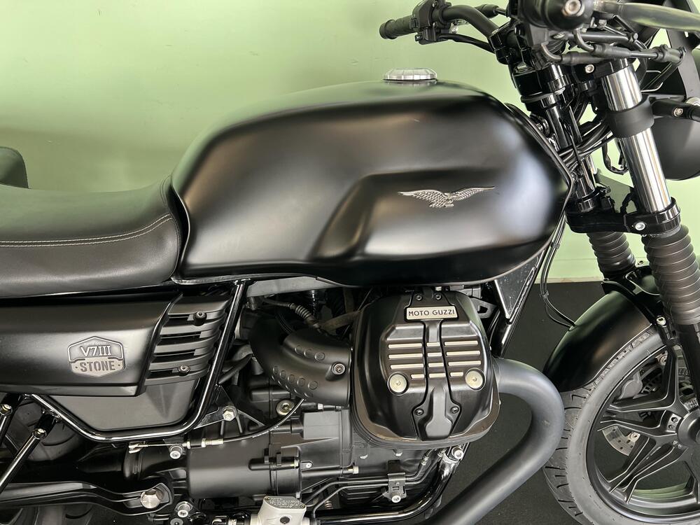 Moto Guzzi V7 III Stone (2017 - 20) (10)