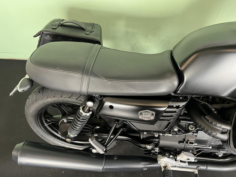 Moto Guzzi V7 III Stone (2017 - 20) (12)
