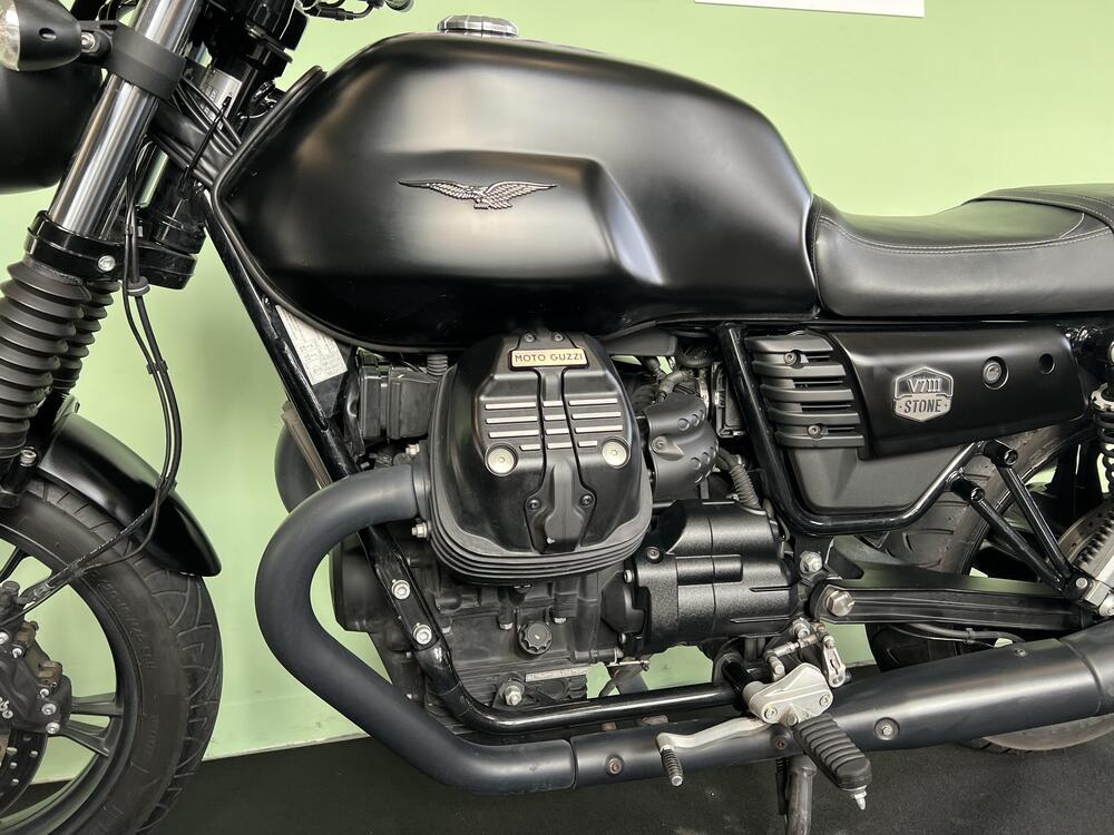 Moto Guzzi V7 III Stone (2017 - 20) (14)