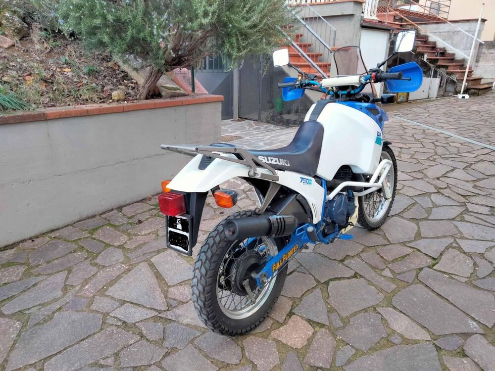 Suzuki DR 750 BIG (2)