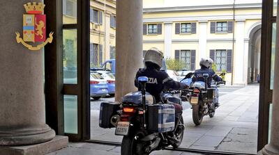 Tenta di rubare una moto in pieno giorno a Milano: la Polizia lo arresta sul posto