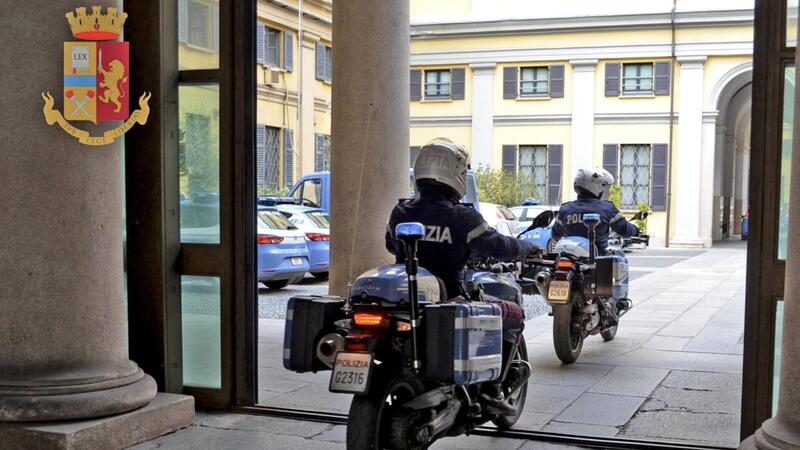 Tenta di rubare una moto in pieno giorno a Milano: la Polizia lo arresta sul posto