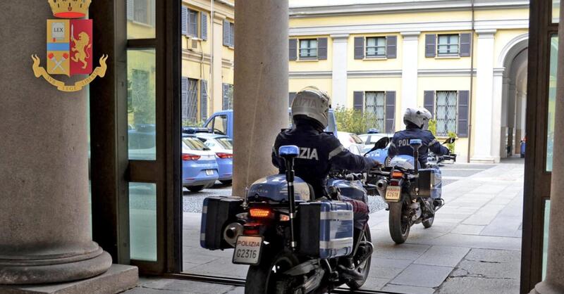 Tenta di rubare una moto in pieno giorno a Milano: la Polizia lo arresta sul posto