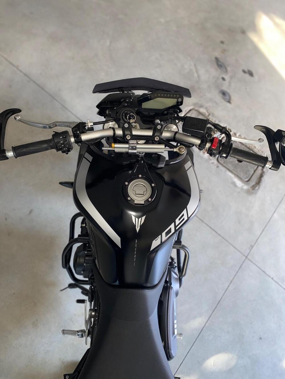 Yamaha MT-09 (2017 - 20) (4)