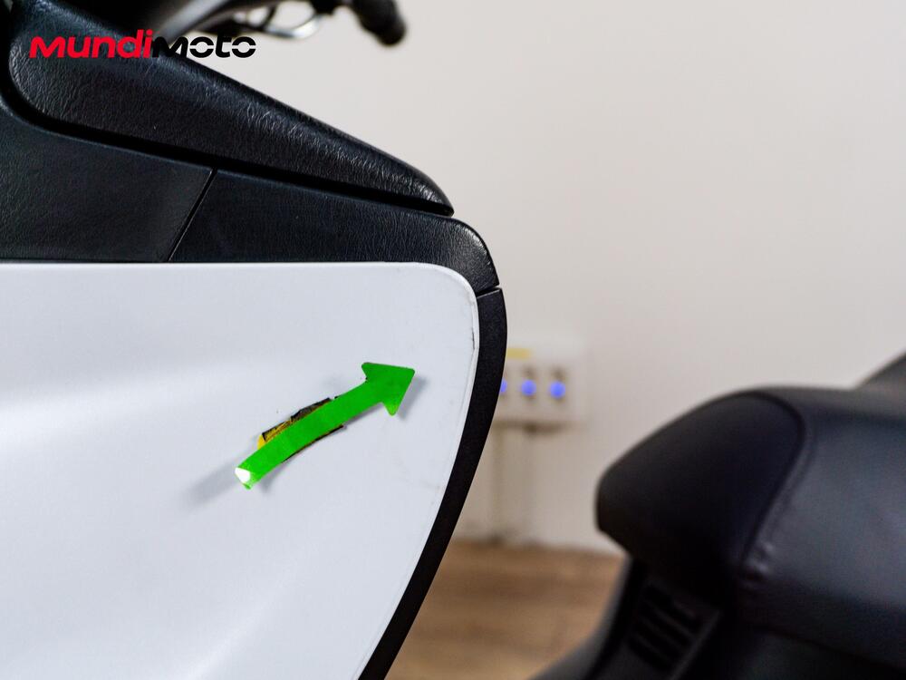 Suzuki Burgman 400 (2022 - 24) (17)