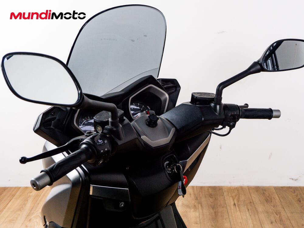 Yamaha X-Max 400 Iron Max ABS (2016) (11)