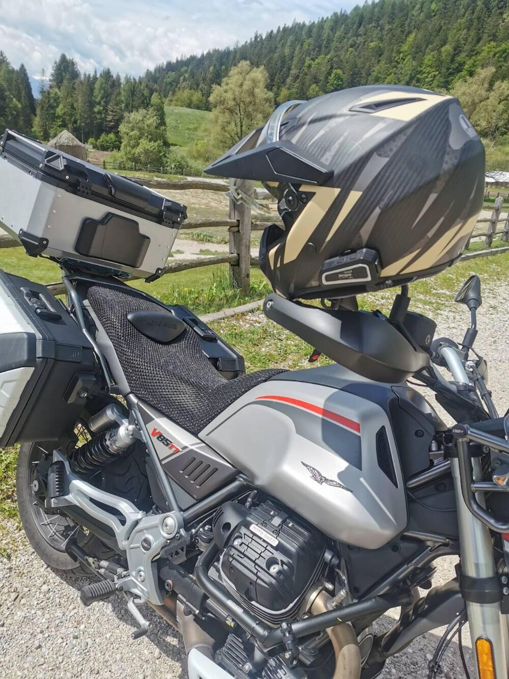 Moto Guzzi V85 TT Travel (2021 - 23) (3)
