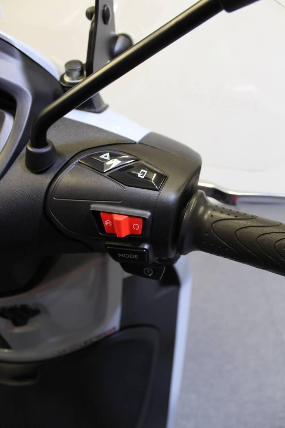 Piaggio Beverly 400 S (2025 - 26) (11)