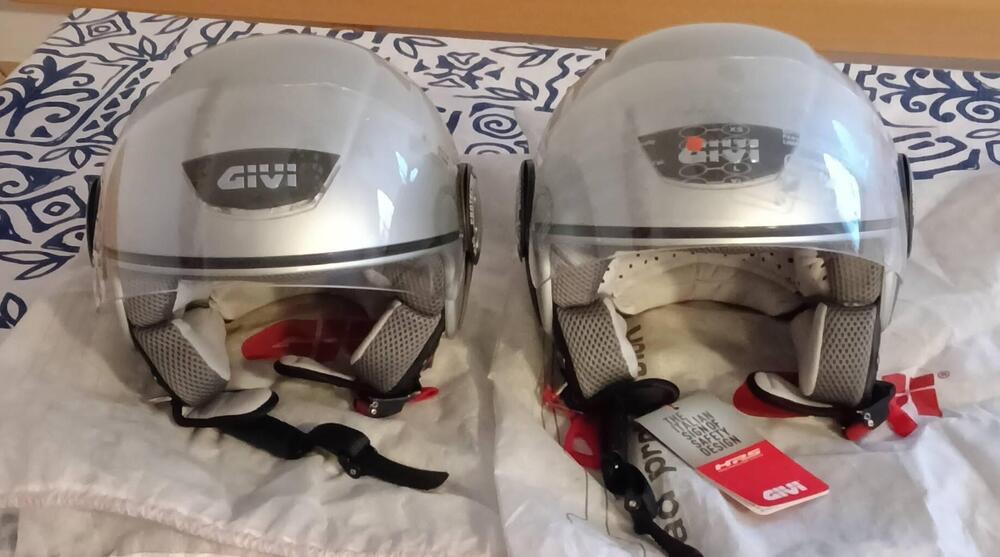 Caschi Givi