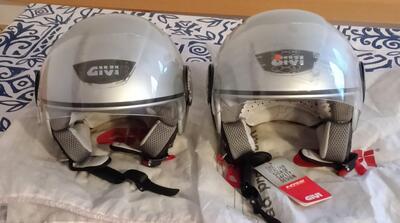 Caschi Givi
