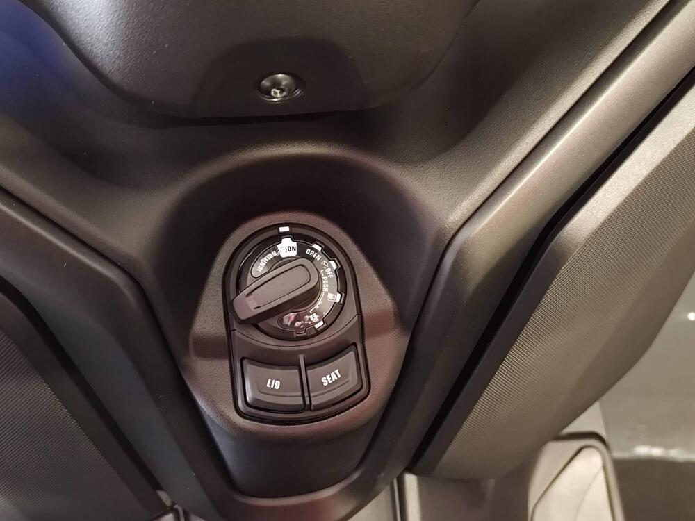 Yamaha X-Max 300 (2025 - 26) (17)