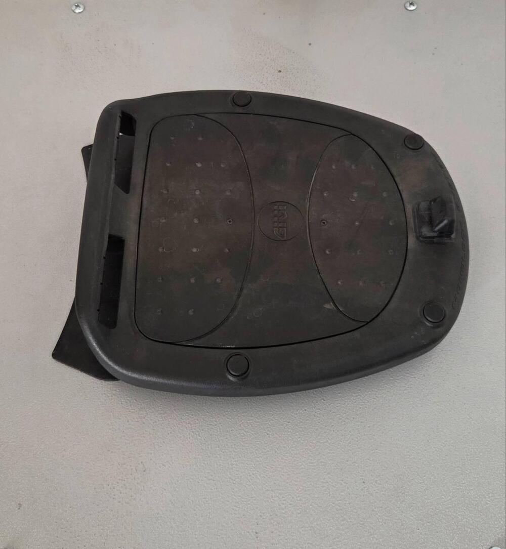 Bauletto givi piaggio beverly 300 ie (5)