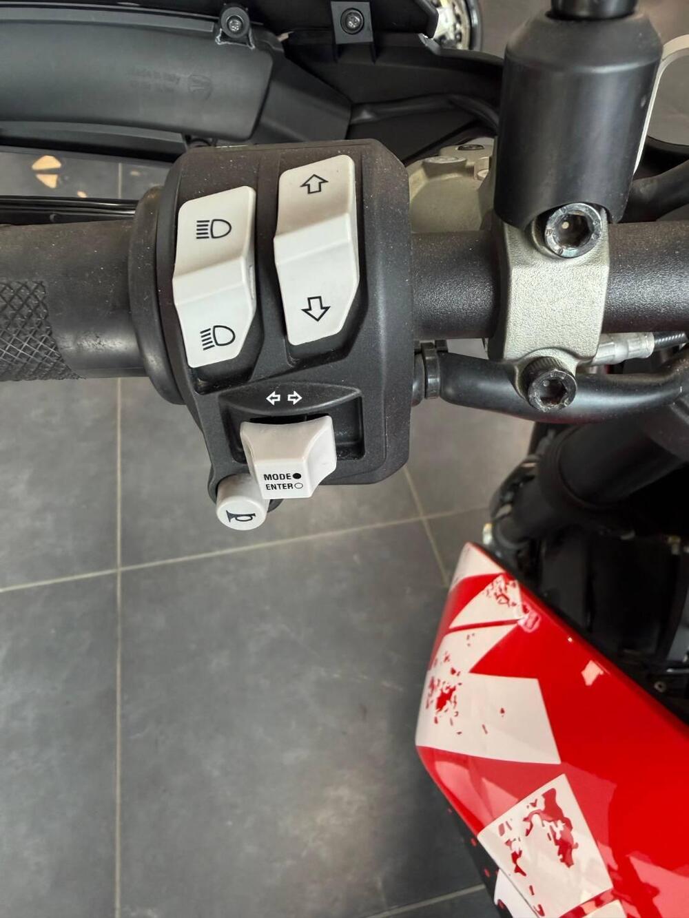 Ducati Hypermotard 950 RVE (2022 - 25) (8)