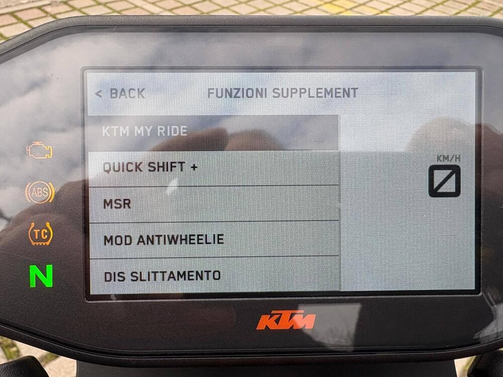 KTM 890 Duke R (2021) (2)