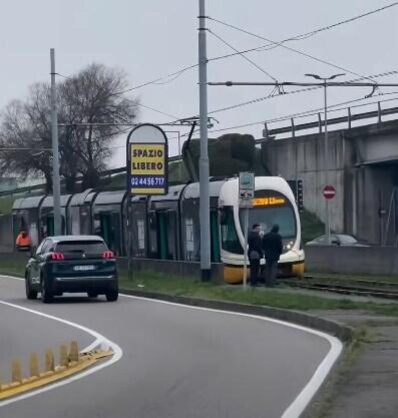 Milano, a Rozzano deraglia il tram 15 vicino al Fiordaliso: terzo episodio in pochi giorni