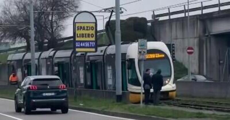 Milano, a Rozzano deraglia il tram 15 vicino al Fiordaliso: terzo episodio in pochi giorni