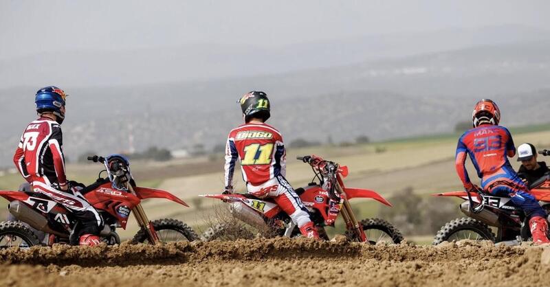 MotoGP 2026. Allenamento per Marc Marquez insieme al fratello Alex, Diogo Moreira&hellip;e il suo cane