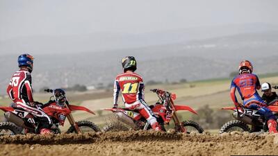 MotoGP 2026. Allenamento per Marc Marquez insieme al fratello Alex, Diogo Moreira&hellip;e il suo cane