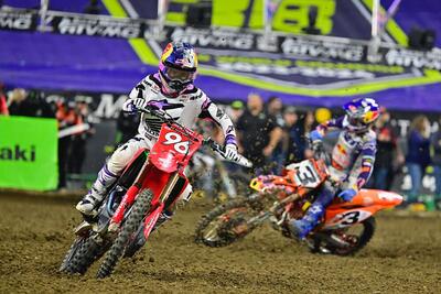Lawrence piega Tomac a Indianapolis: Triple Crown spettacolare nel Supercross 2026[VIDEO]