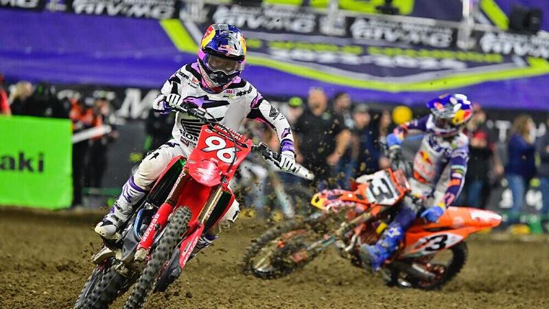Lawrence piega Tomac a Indianapolis: Triple Crown spettacolare nel Supercross 2026[VIDEO]