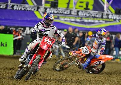 Lawrence piega Tomac a Indianapolis: Triple Crown spettacolare nel Supercross 2026[VIDEO]