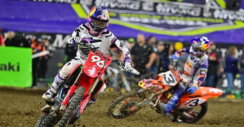 Lawrence piega Tomac a Indianapolis: Triple Crown spettacolare nel Supercross 2026[VIDEO]