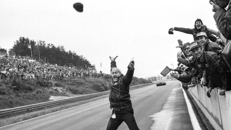 La tipica esultanza di Chapman, con il cappellino lanciato in aria