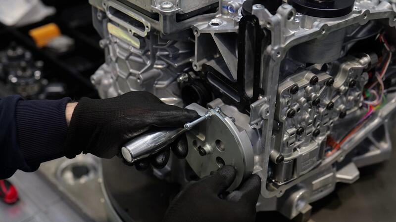 Stellantis porta il cambio delle ibride a Termoli: investimento da 41 milioni, ma i sindacati temono 400 esuberi