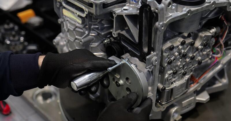 Stellantis porta il cambio delle ibride a Termoli: investimento da 41 milioni, ma i sindacati temono 400 esuberi