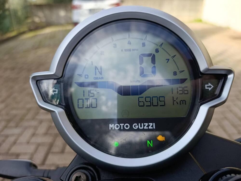 Moto Guzzi V7 Stone (2021 - 24) (2)