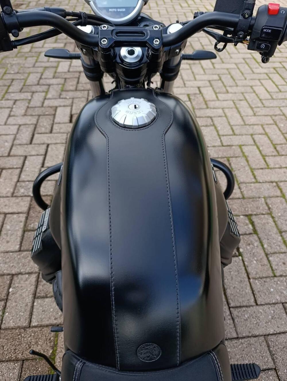 Moto Guzzi V7 Stone (2021 - 24) (3)