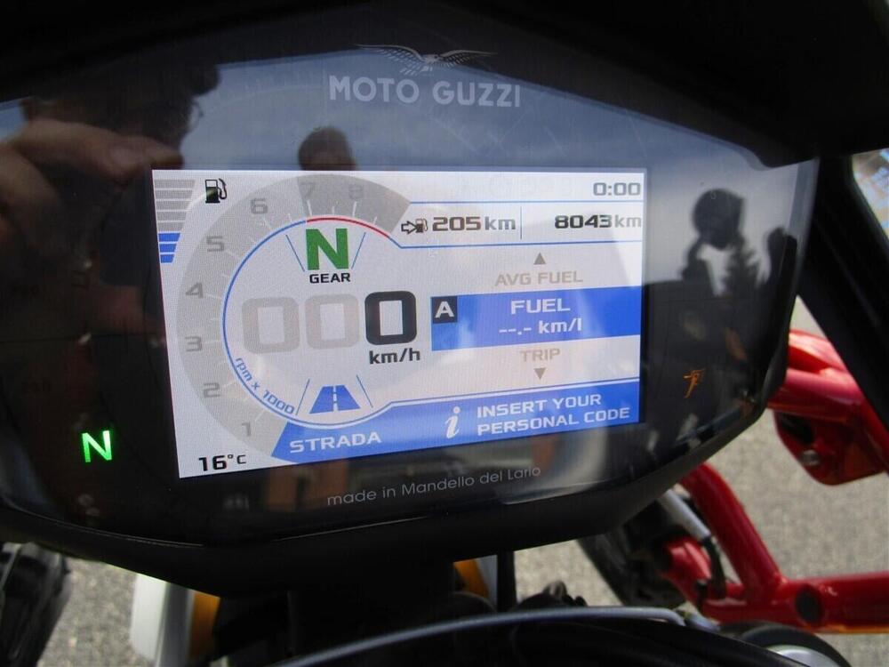 Moto Guzzi V85 TT Evocative Graphics (2019 - 20) (9)