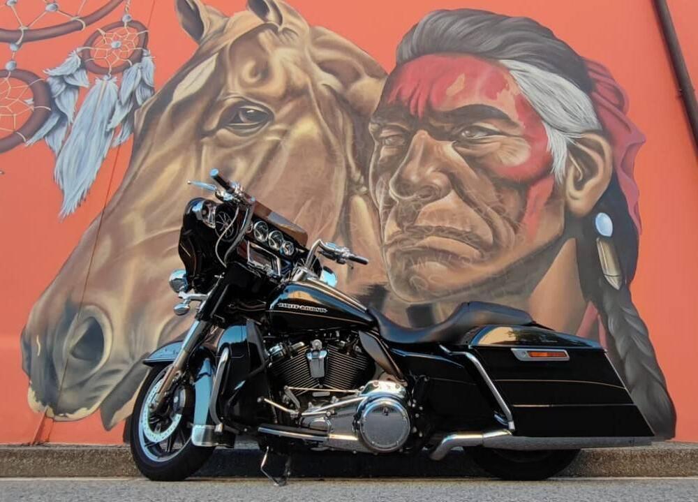 Harley-Davidson 107 Electra Glide Ultra Limited Low (2017 - 18) - FLHTKL (2)