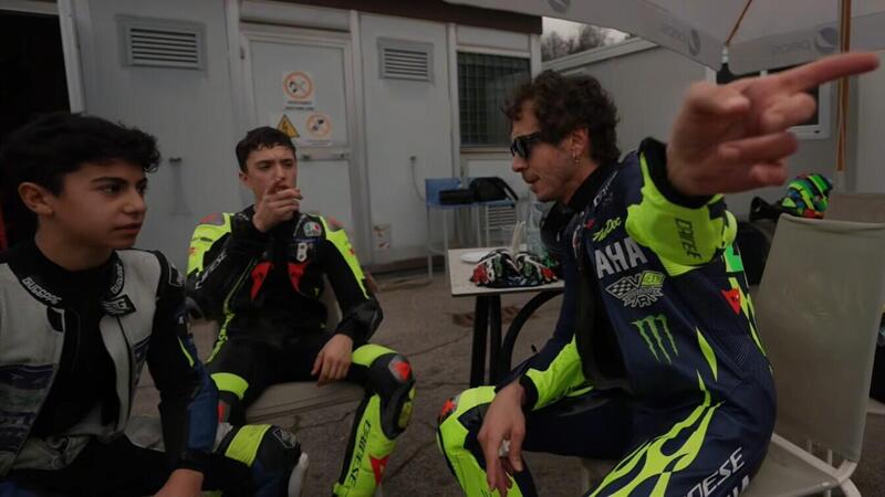 MotoGP 2026. Valentino Rossi in modalit&agrave; coach: i preziosi consigli ai giovani piloti dell&rsquo;Academy [VIDEO]