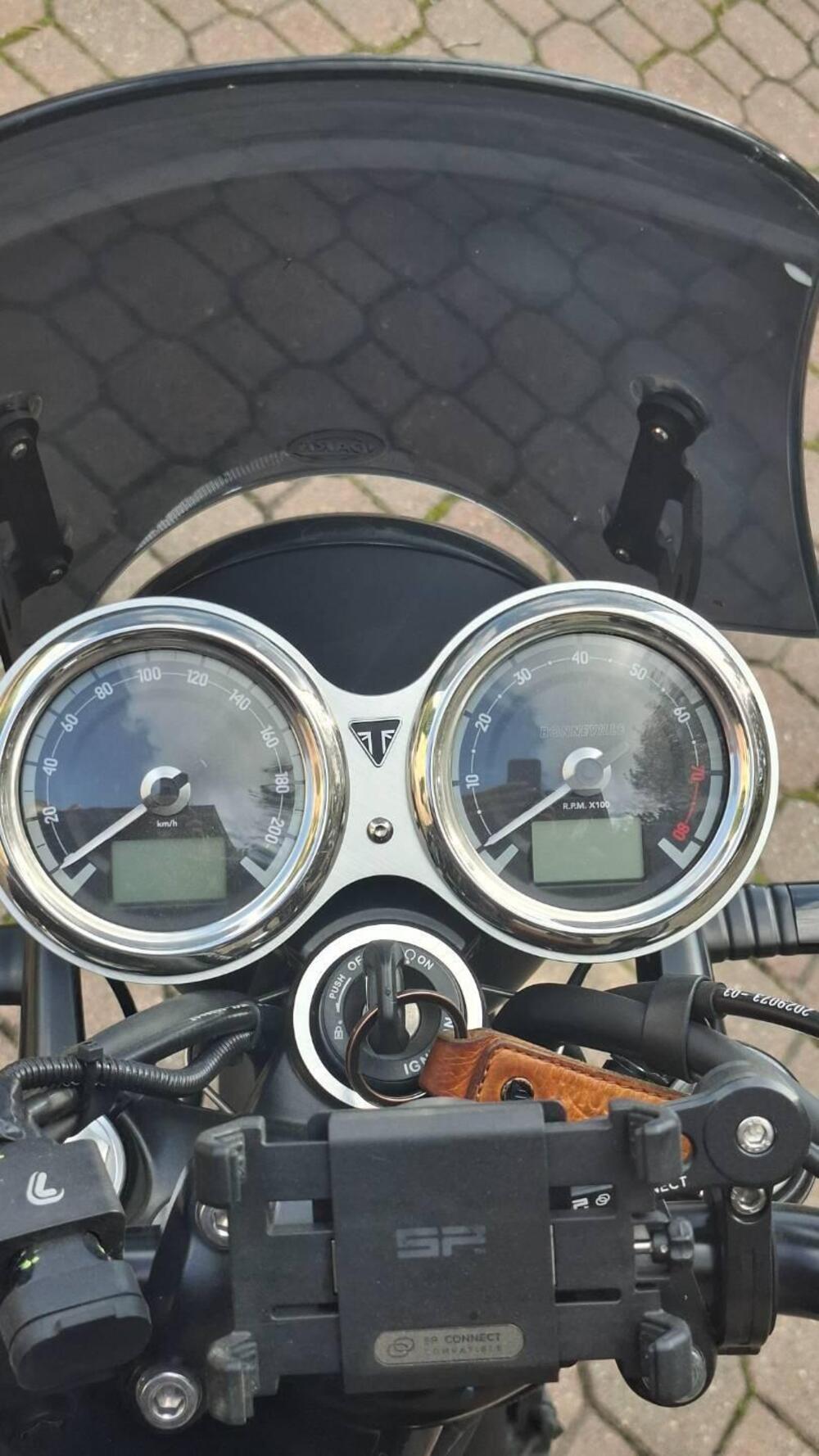 Triumph Bonneville T120 Black (2021 - 25) (7)