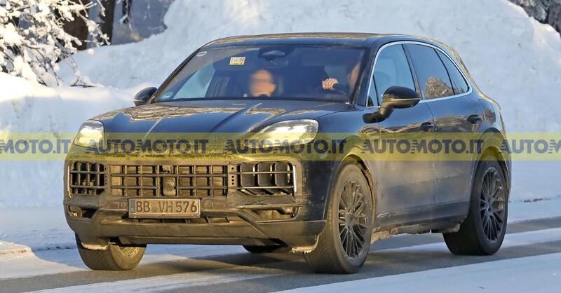 Porsche Cayenne facelift: il SUV continua con i motori termici, mentre sta per arrivare la versione 100% elettrica