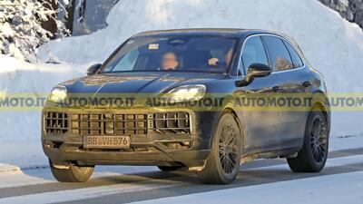 Porsche Cayenne facelift: il SUV continua con i motori termici, mentre sta per arrivare la versione 100% elettrica