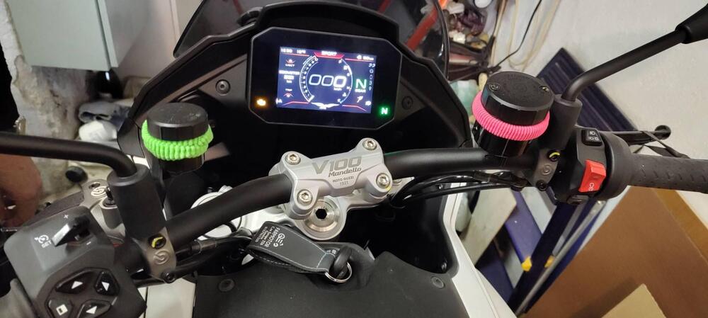 Moto Guzzi V100 Mandello (2022 - 24) (4)