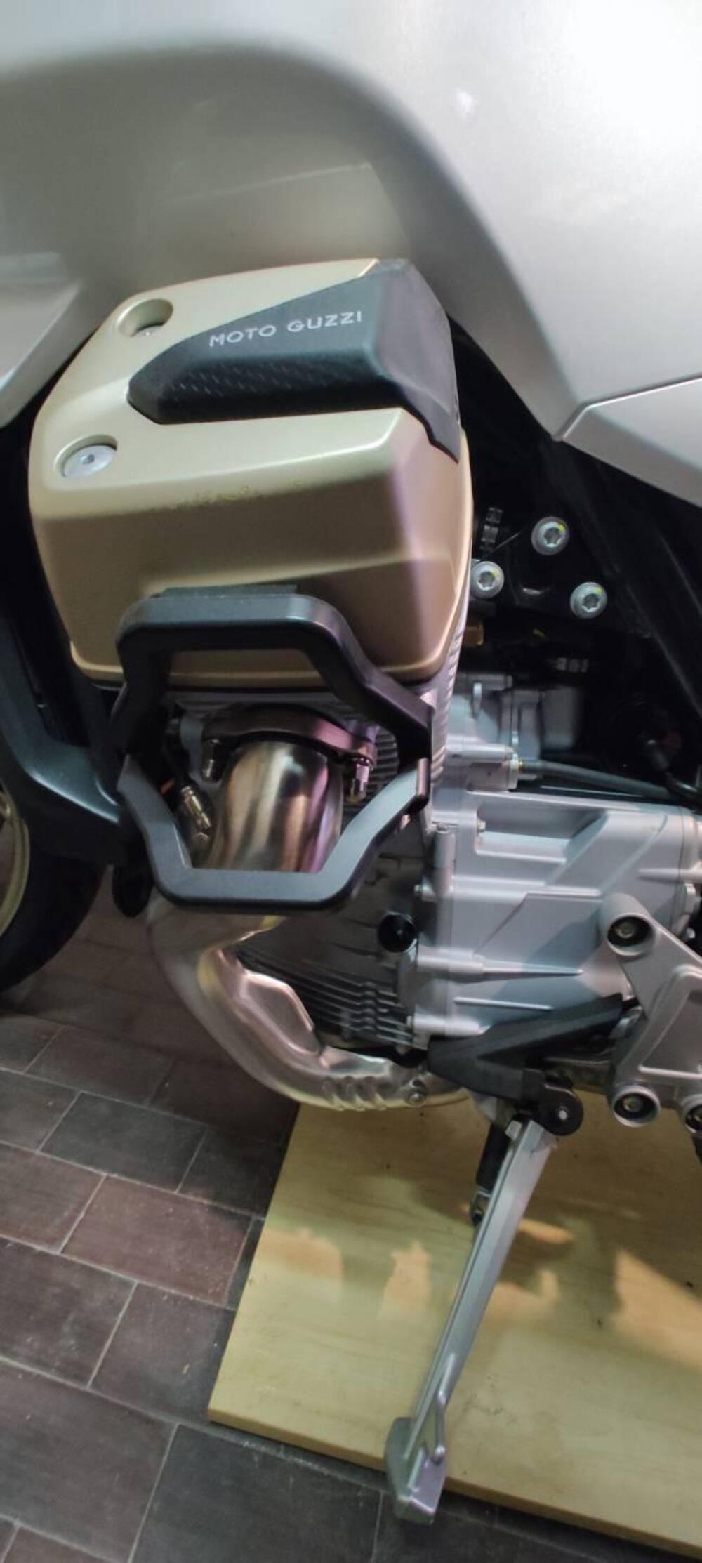 Moto Guzzi V100 Mandello (2022 - 24) (5)