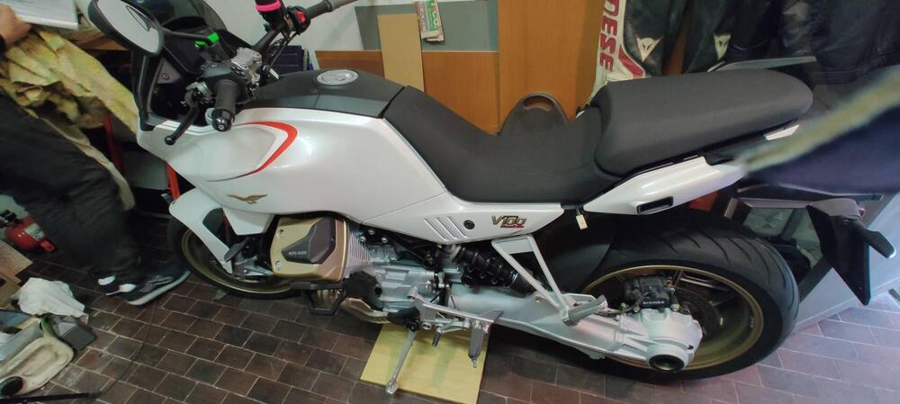 Moto Guzzi V100 Mandello (2022 - 24) (7)